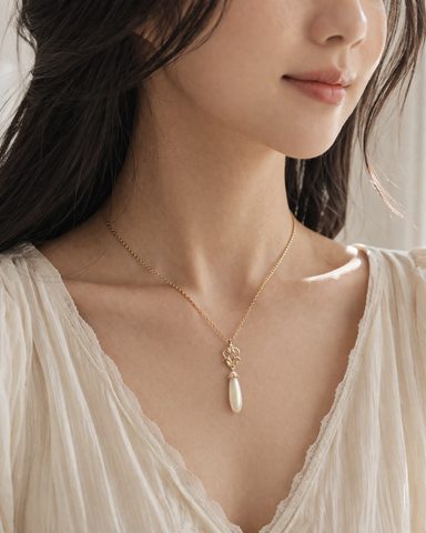 Pearly Elegance Vintage Necklace