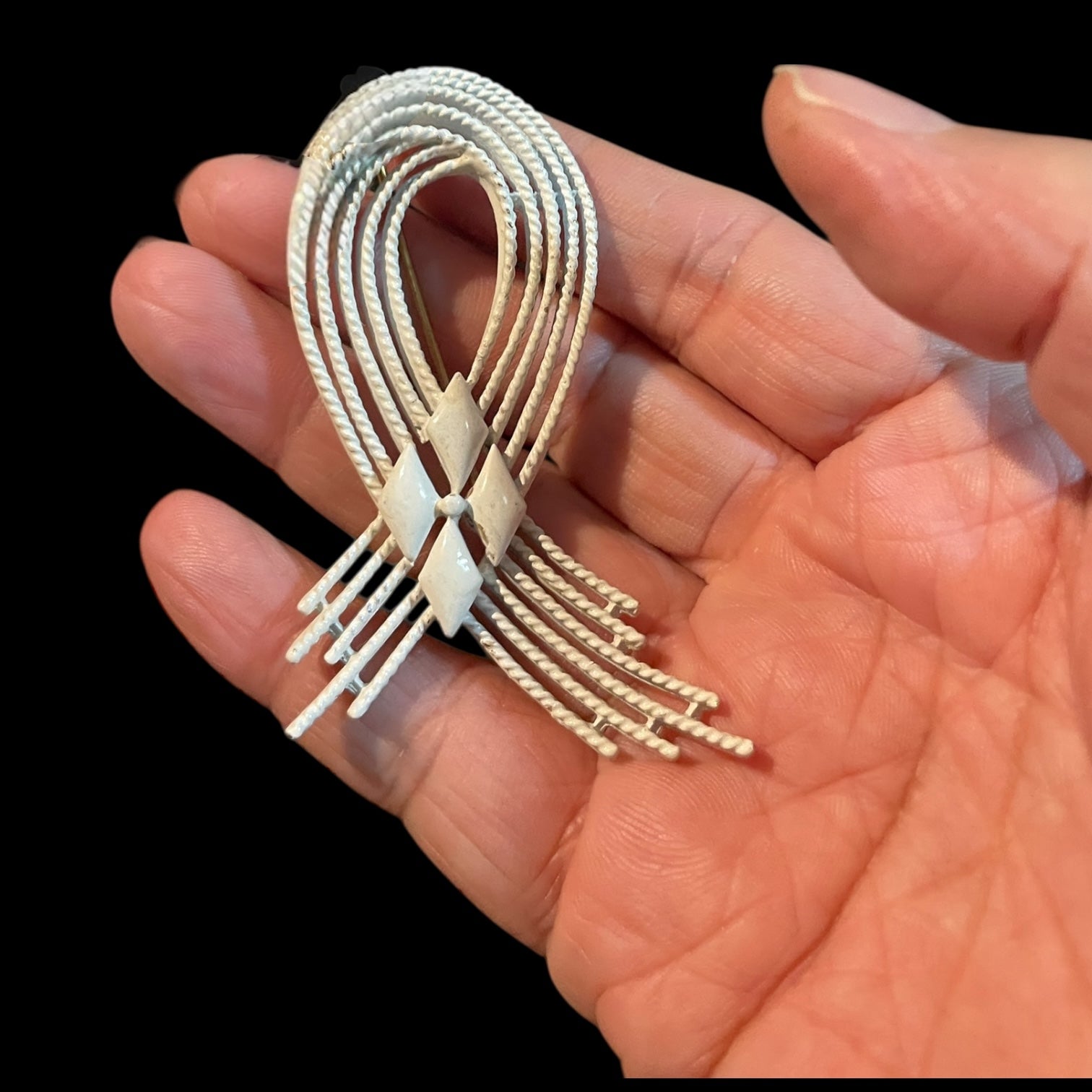What A Twist!  Vintage White Enamel Brooch