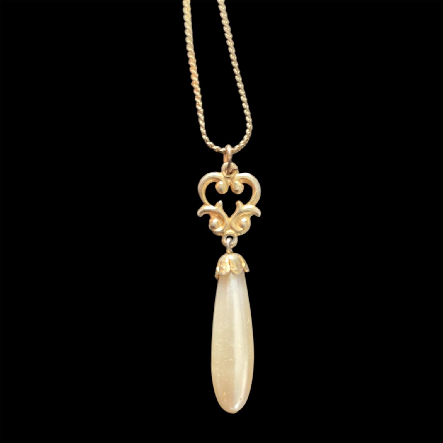 Pearly Elegance Vintage Necklace